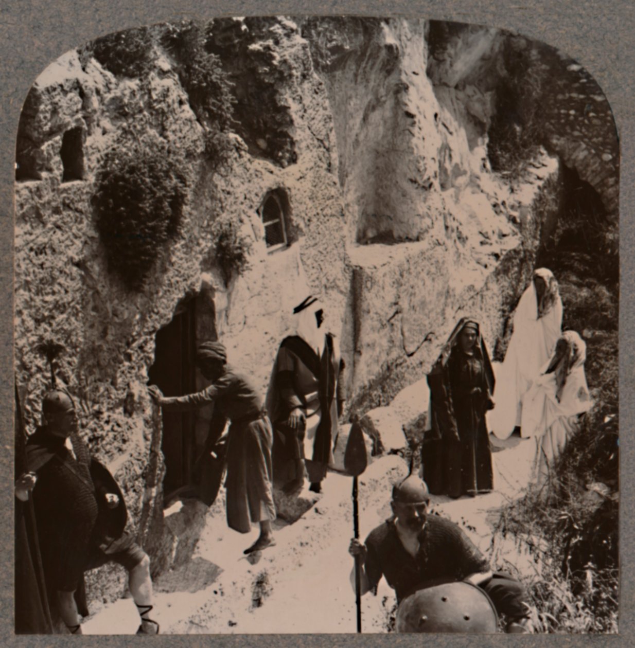 Discípulos, con las mujeres, temprano en el Sepulcro de Cristo, c1900 de Unbekannt
