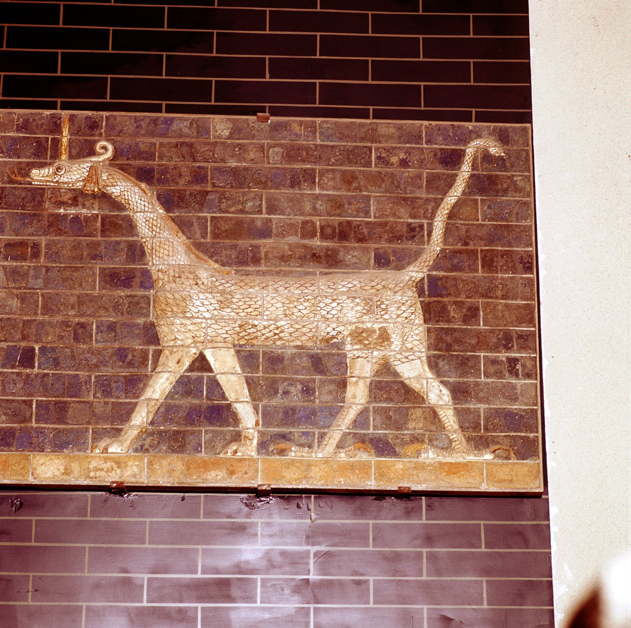 Dragón sagrado al dios Marduk, detalle de la Puerta de Ishtar, c. 604-562 a.C. de Unbekannt