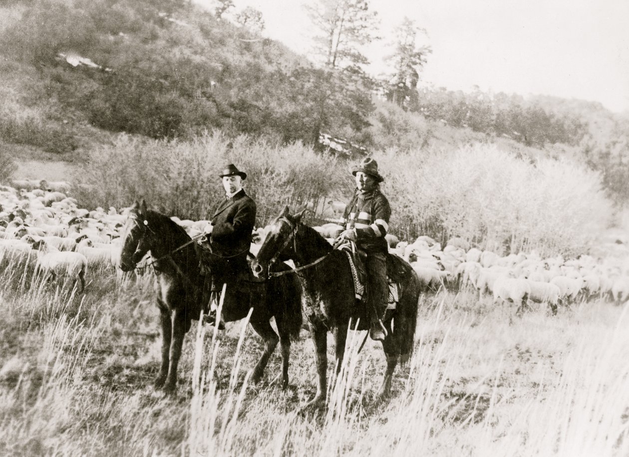 Edd Ladd, apache de sangre pura, de la Reserva Jicarilla, Nuevo México, con el Comisionado Indio Cato Sells, a caballo 1920 de Unbekannt