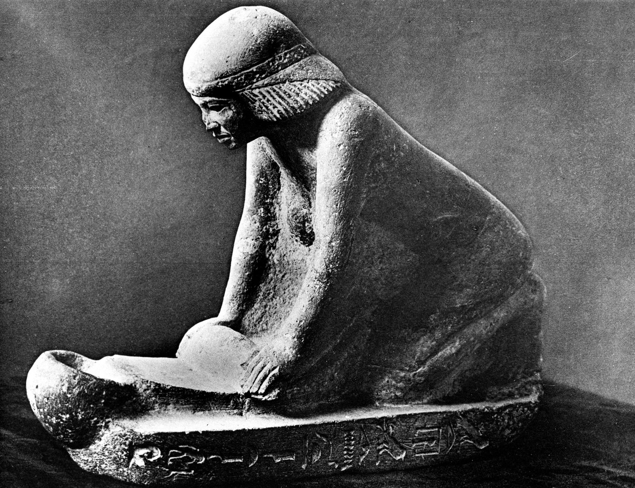 Figura de tumba egipcia de una mujer moliendo maíz con un molino de mano, c2500 a.C. de Unbekannt