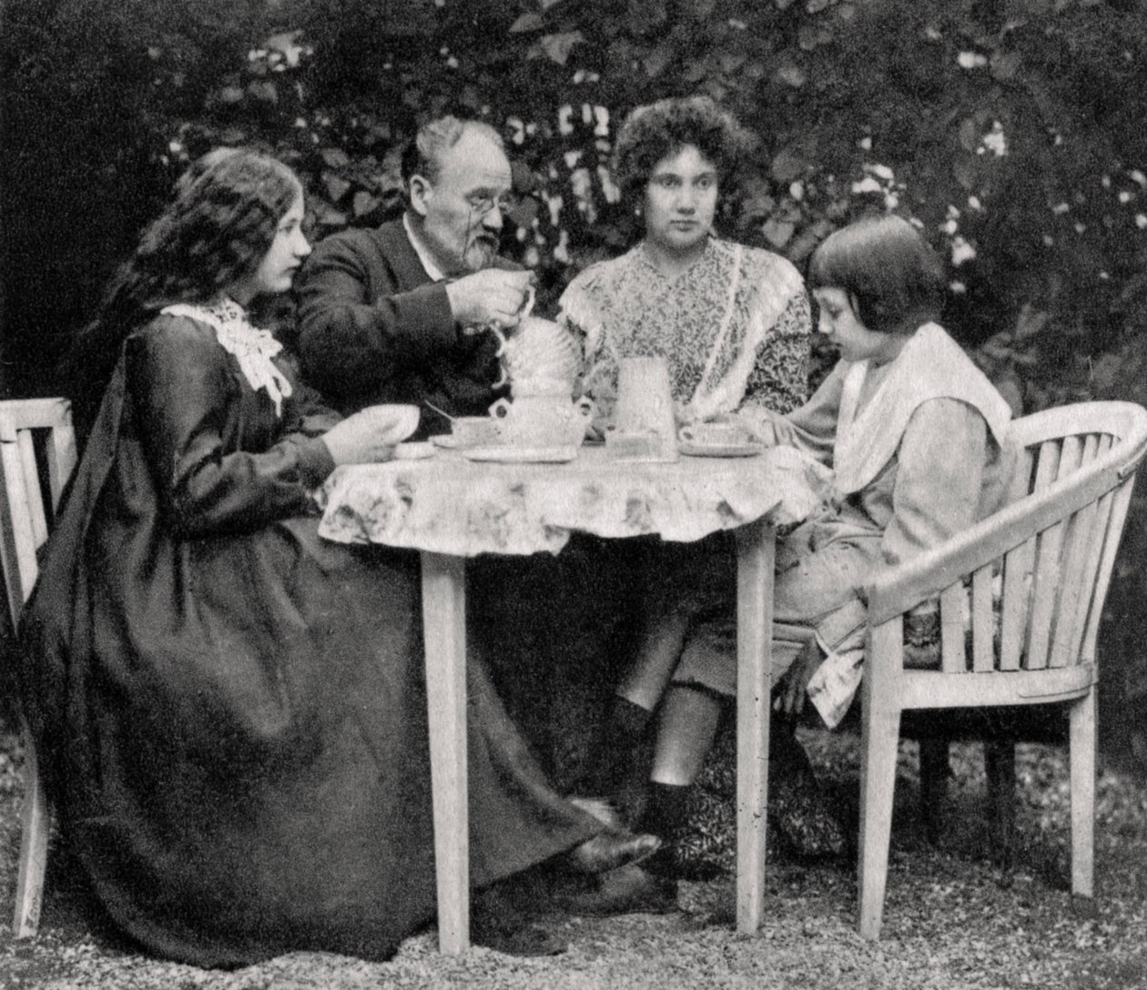 Emile Zola, novelista francés, con su familia, 1899 de Unbekannt