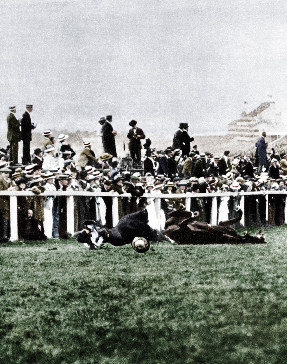 Emily Davison lanzándose frente al caballo del Rey durante el Derby, Epsom, Surrey, 1913 de Unbekannt