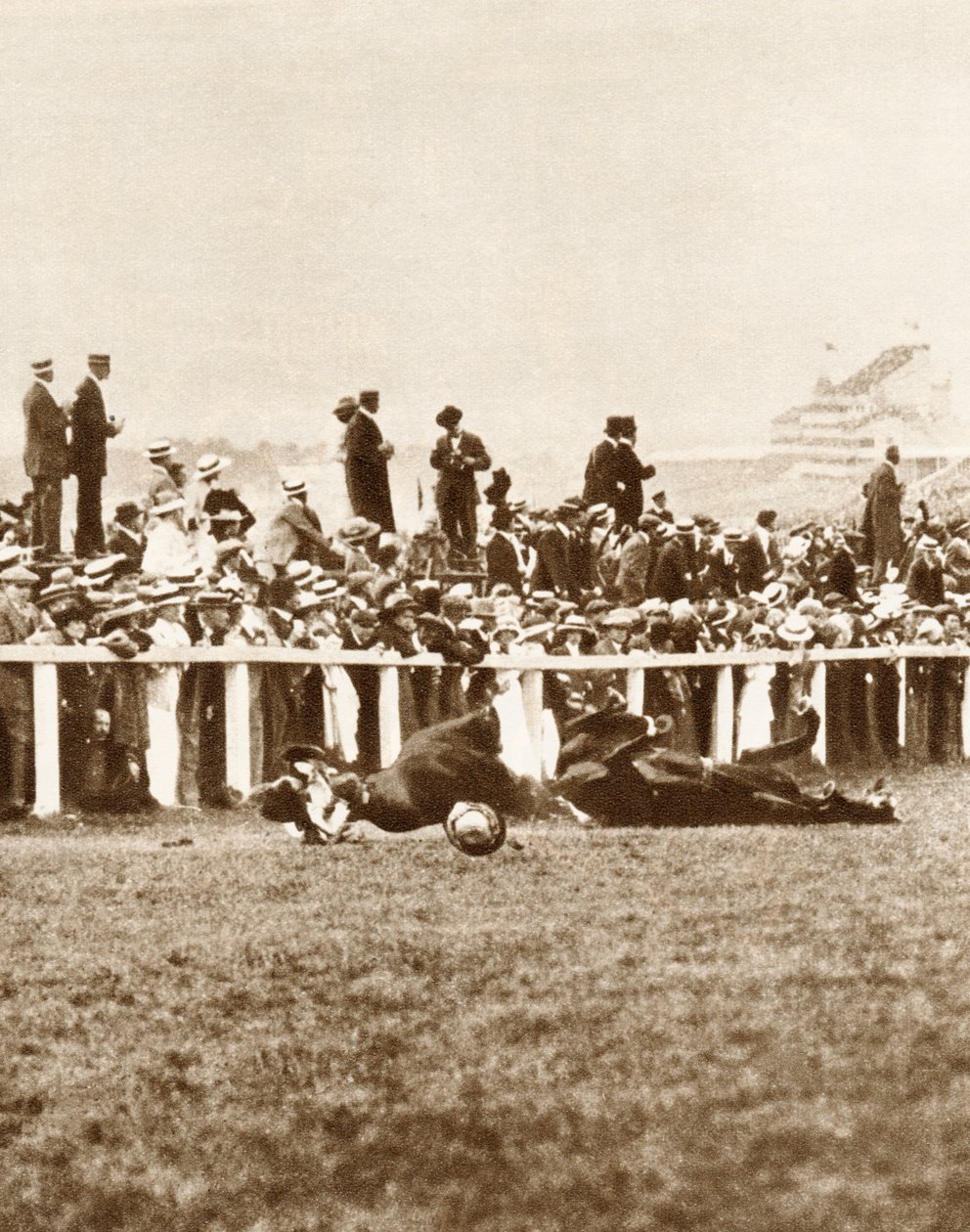 Emily Davison lanzándose frente al caballo del Rey durante el Derby, Epsom, Surrey de Unbekannt