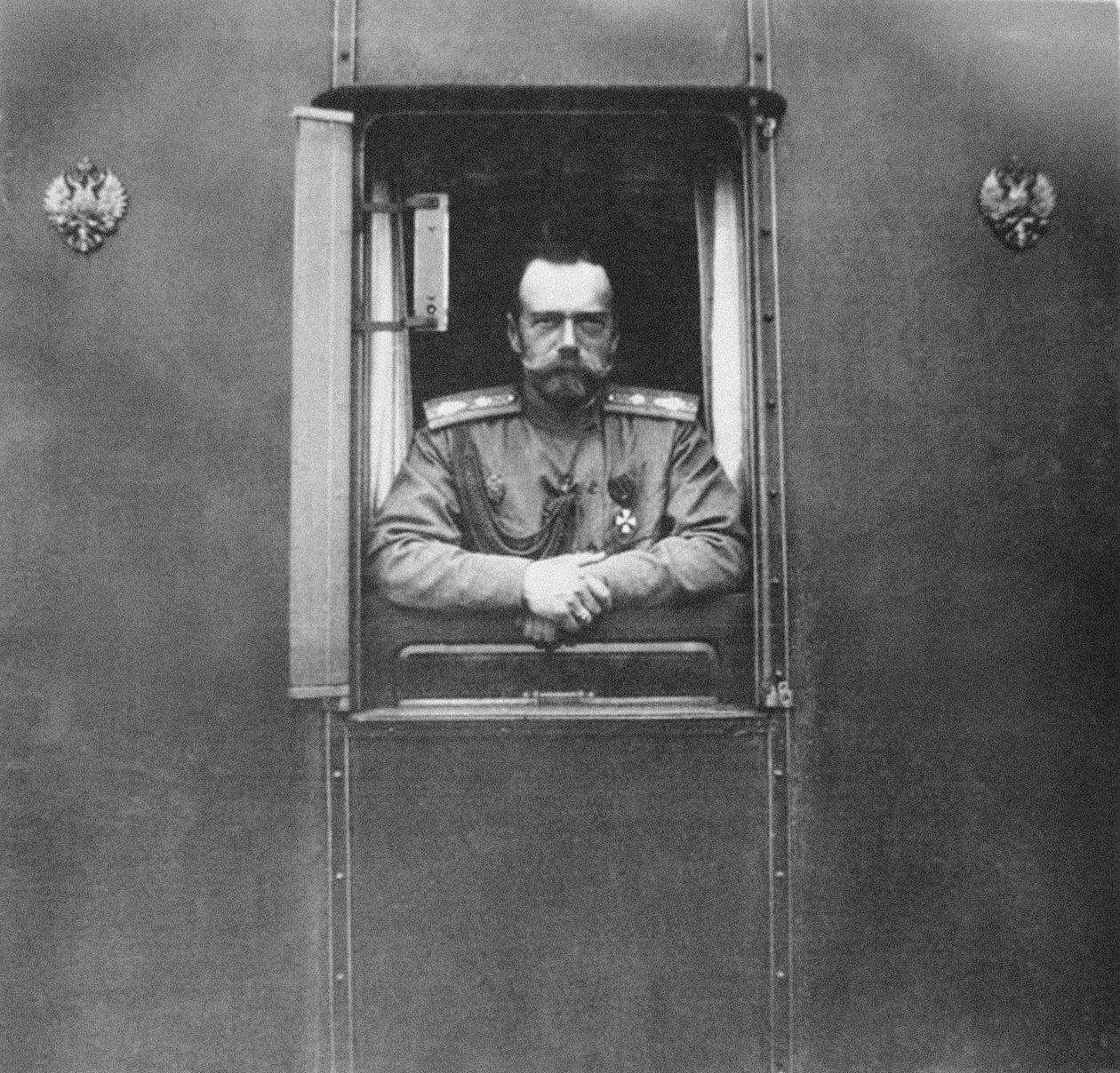 Emperador Nicolás II en la ventana de su propio vagón de tren, 1917 de Unbekannt