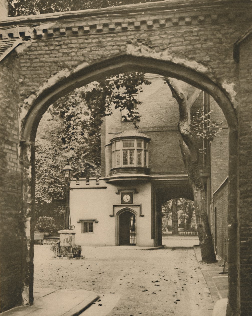 Patio de entrada y puerta de la Cartuja, c. 1935 de Unbekannt
