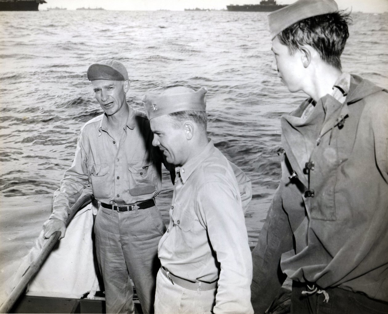 Ernie Pyle visita el USS Hornet de Unbekannt