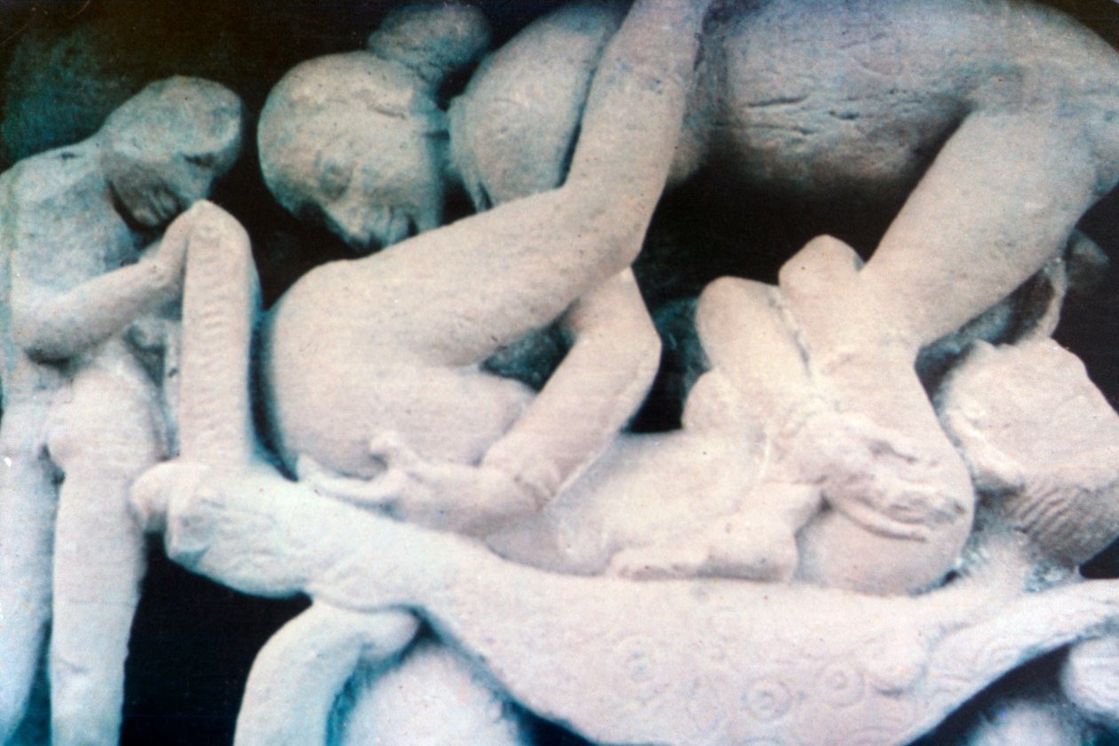 Escultura erótica, Khajuraho, India. c950-1050. Siglo XX de Unbekannt