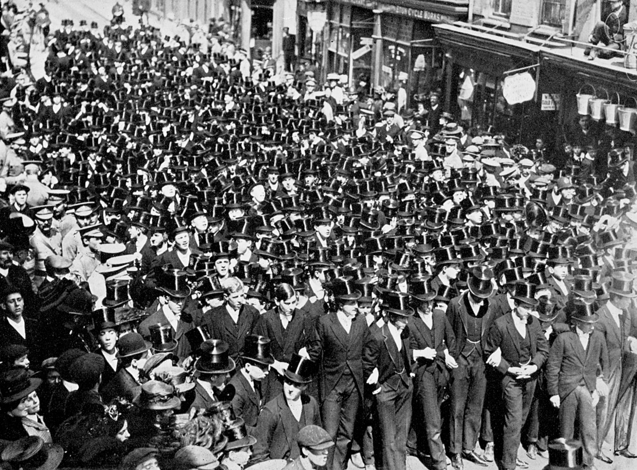 Chicos de Eton escuchando la lectura de la proclamación en el Puente de Windsor, Berkshire, 1910 de Unbekannt
