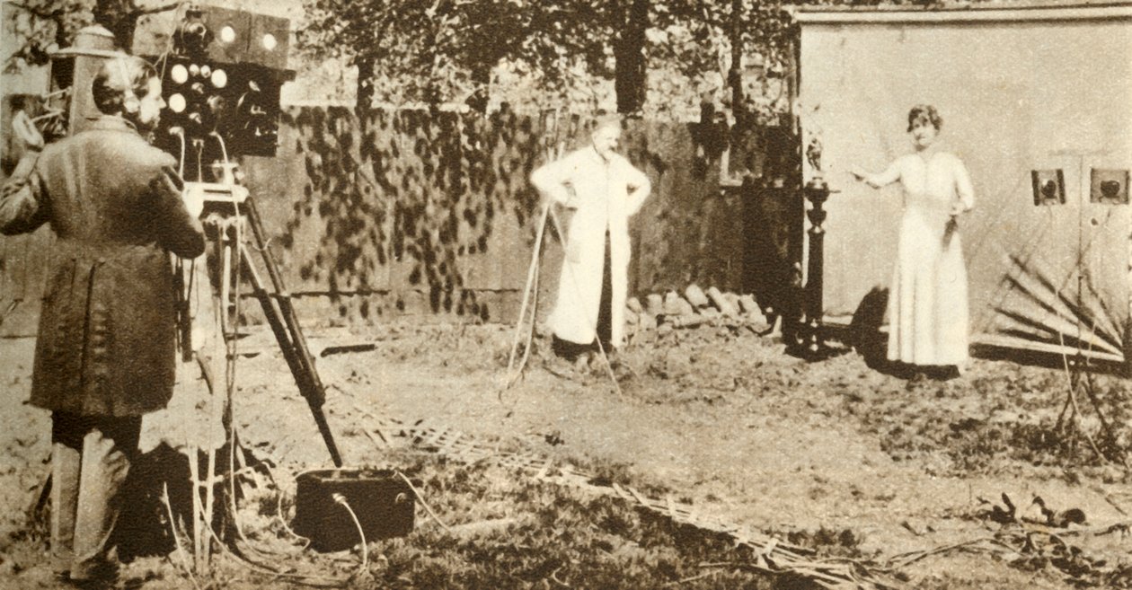 Eugene Lauste grabando la primera imagen en movimiento y sonido combinados, c1905 de Unbekannt