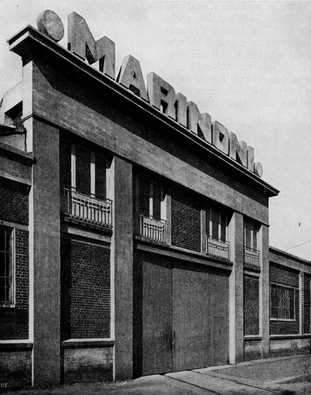 Fachada de los Ateliers Marinoni, Montataire Oise arquitectos, Perret Freres, c1928 de Unbekannt