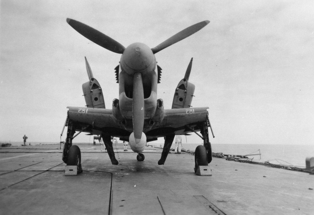 Avión Fairey Firefly listo para ser transportado al elevador del hangar, HMS Venerable, 1945 de Unbekannt