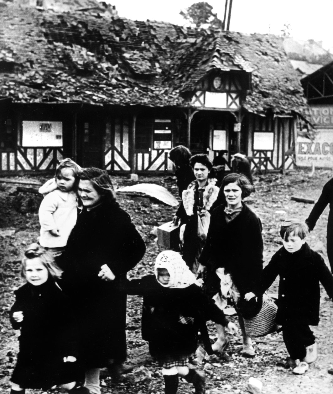 Familias dejando su aldea bombardeada durante los desembarcos de Normandía, Francia, 1944 de Unbekannt
