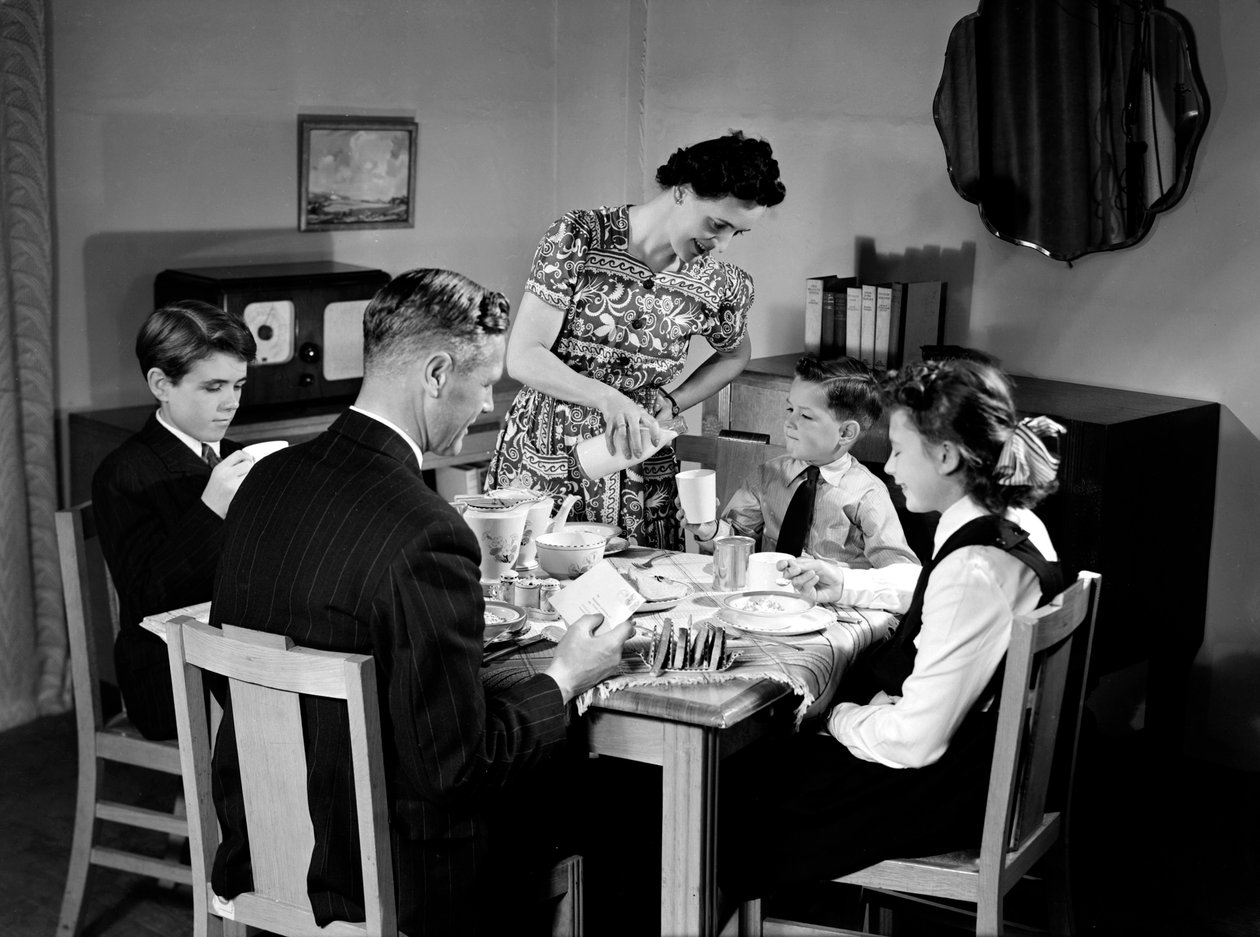 Familia en el desayuno, c. 1948 de Unbekannt