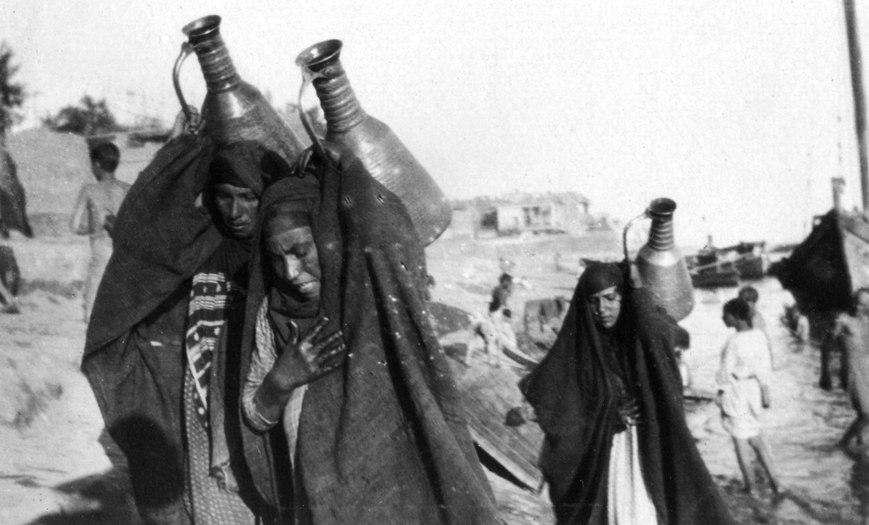Mujeres portadoras de agua, Amarah, Irak, 1917-1919 de Unbekannt
