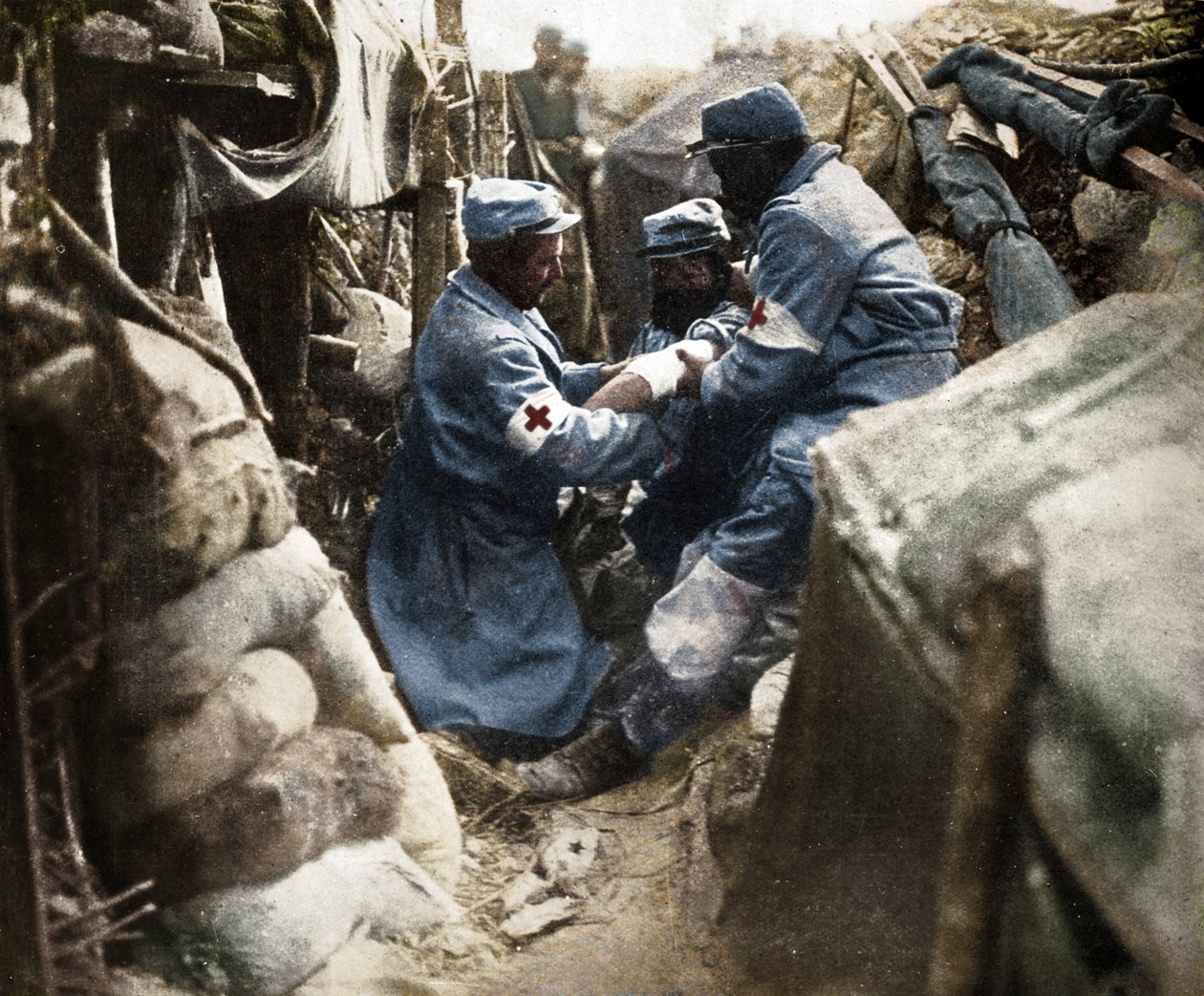 Primeros auxilios a un hombre herido en una de las trincheras francesas, 1915 de Unbekannt