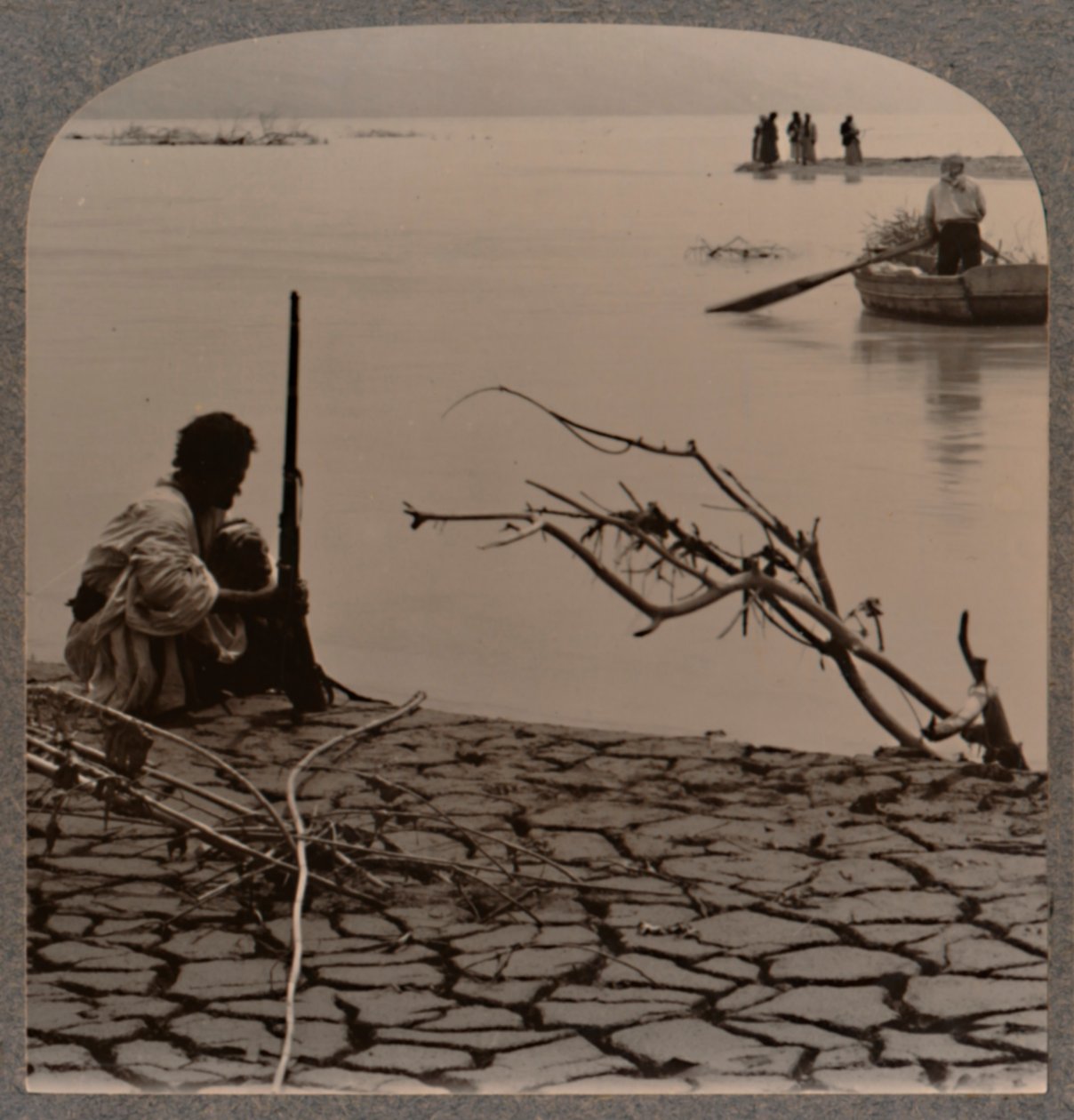 Pescadores junto al Mar Muerto: mostrando grietas en la orilla, c. 1900 de Unbekannt