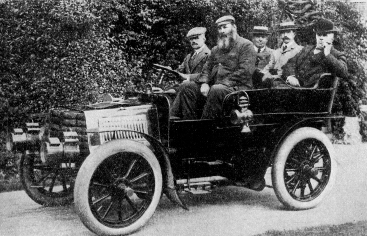Cinco hombres sentados en un automóvil, 1902 1935 de Unbekannt