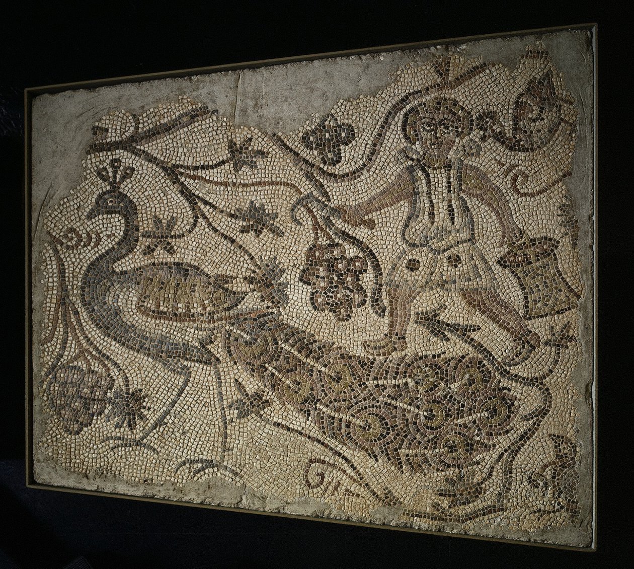Panel de Mosaico de Piso: Cosechador de uvas con pavo real, siglo V de Unbekannt