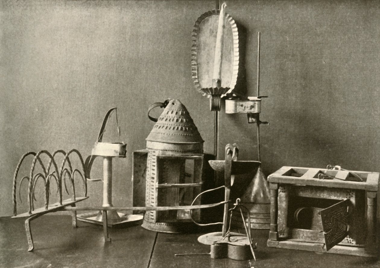Calientapiés, lámparas de aceite, candelabro, linterna de hojalata y tostador, siglo XVIII, 1937 de Unbekannt