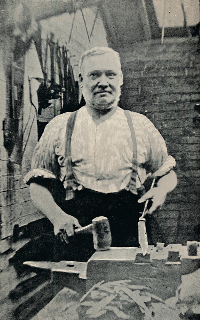Forjando una hoja, c. 1917 de Unbekannt