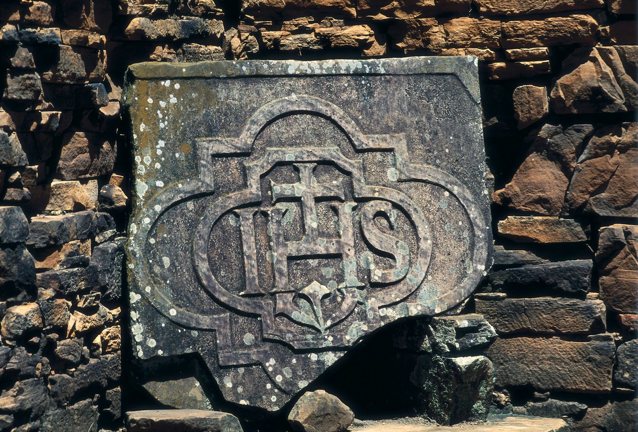 Símbolo franco-masónico e iniciales de Cristo grabadas en una piedra, sitio de las misiones jesuitas de San Ignacio Miní en Argentina, establecidas en 1611 (piedra) de Unbekannt