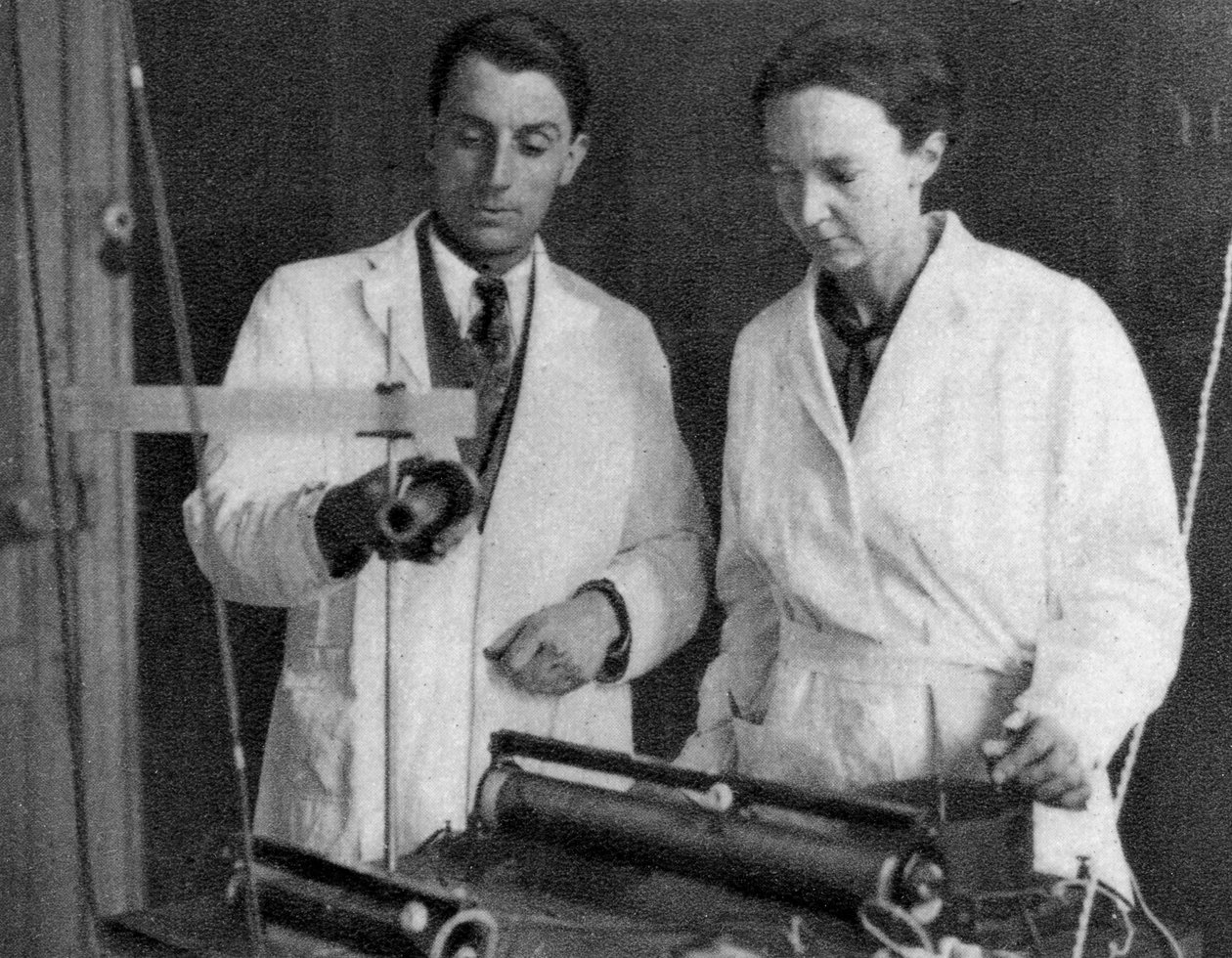 Frédéric Joliot e Irène Joliot-Curie, científicos franceses, 1935 de Unbekannt