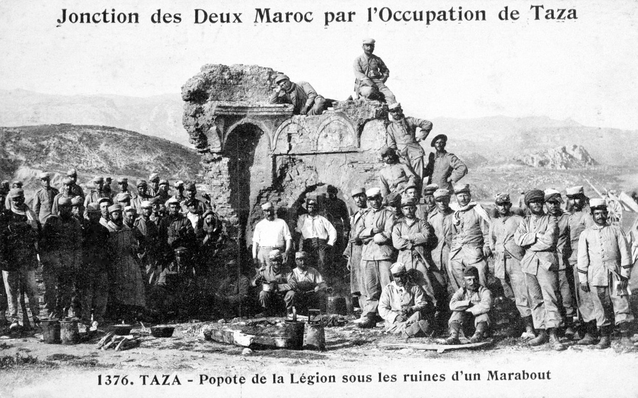 Legión Extranjera Francesa junto a algunas ruinas de Marabout, Taza, Marruecos, 1904 de Unbekannt