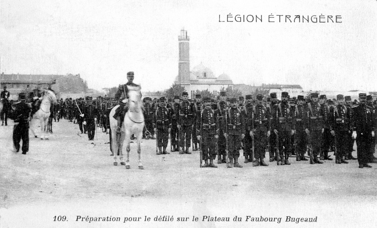 Legión Extranjera Francesa preparándose para marchar en el Plateau Faubourg Bugeaud, Argelia, siglo XX de Unbekannt