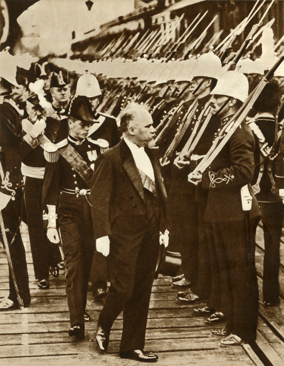 El presidente francés Raymond Poincaré con Eduardo, Príncipe de Gales, en Portsmouth, junio de 1913, 1935 de Unbekannt