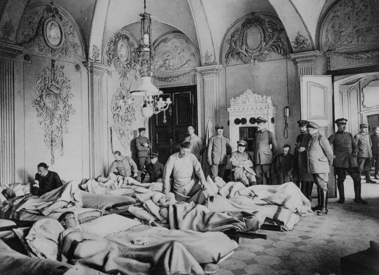 Franceses y alemanes heridos en un castillo en Francia, Primera Guerra Mundial, 1915 de Unbekannt