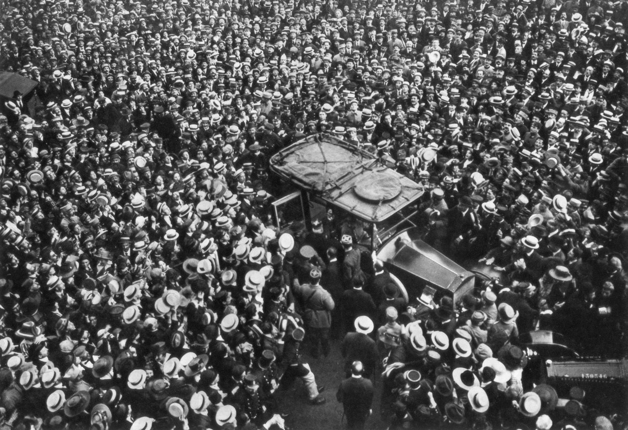 Multitudes francesas vitoreando a Pershing y Joffre, Hotel Crillon, París, Primera Guerra Mundial, 1917 de Unbekannt