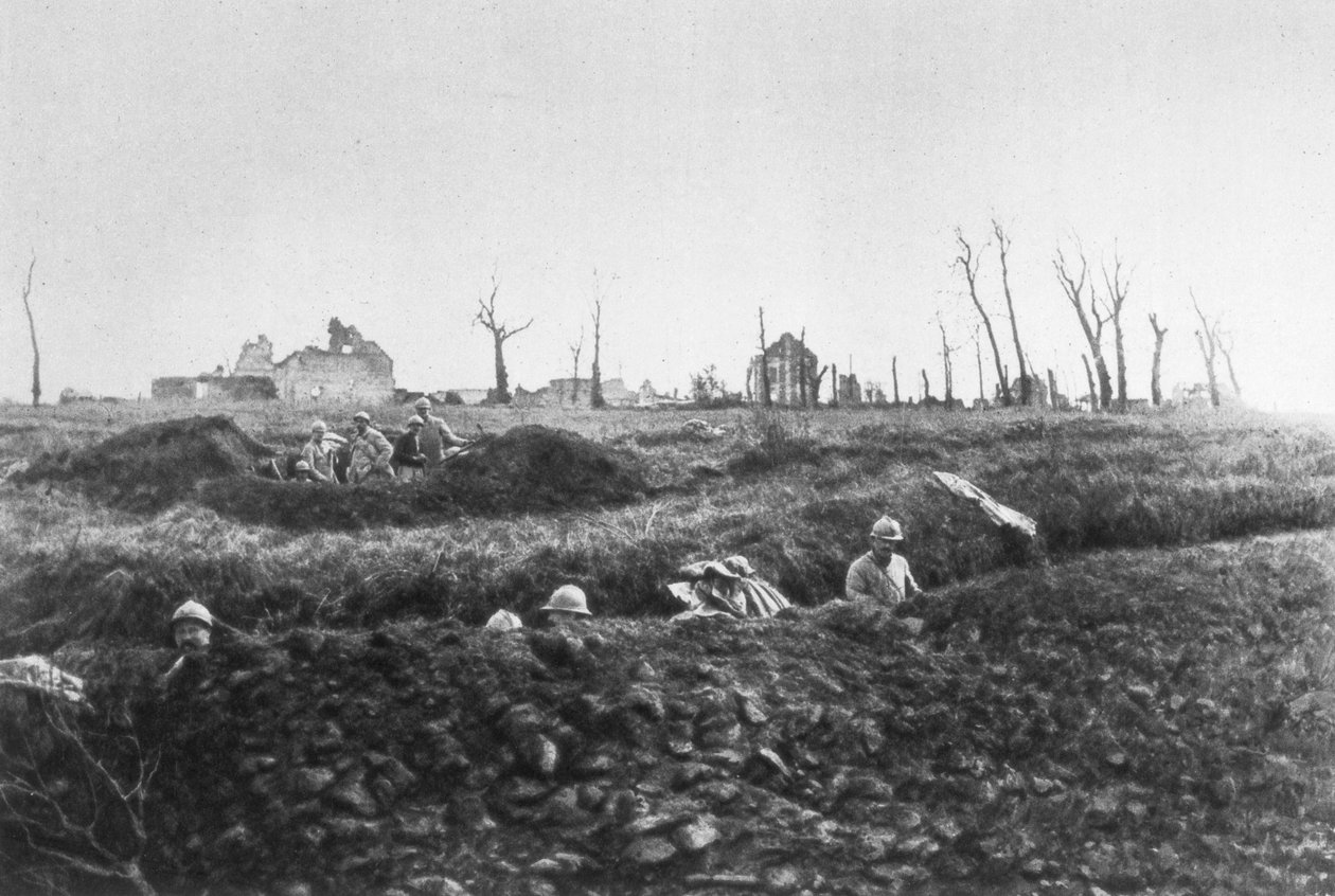 Infantería francesa estableciendo posiciones de retroceso frente a una granja en ruinas, Picardía, Francia, 1918 de Unbekannt