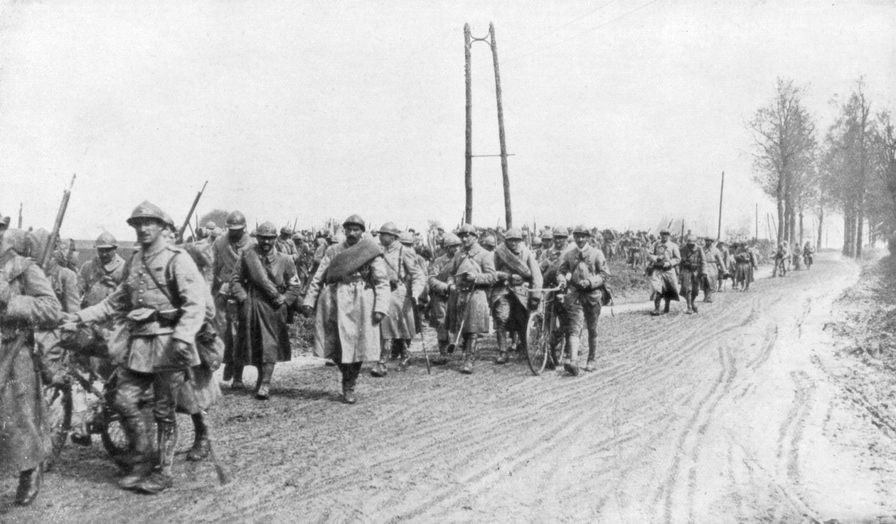 Regimiento de infantería francés regresando del frente, 30 de marzo de 1918 de Unbekannt