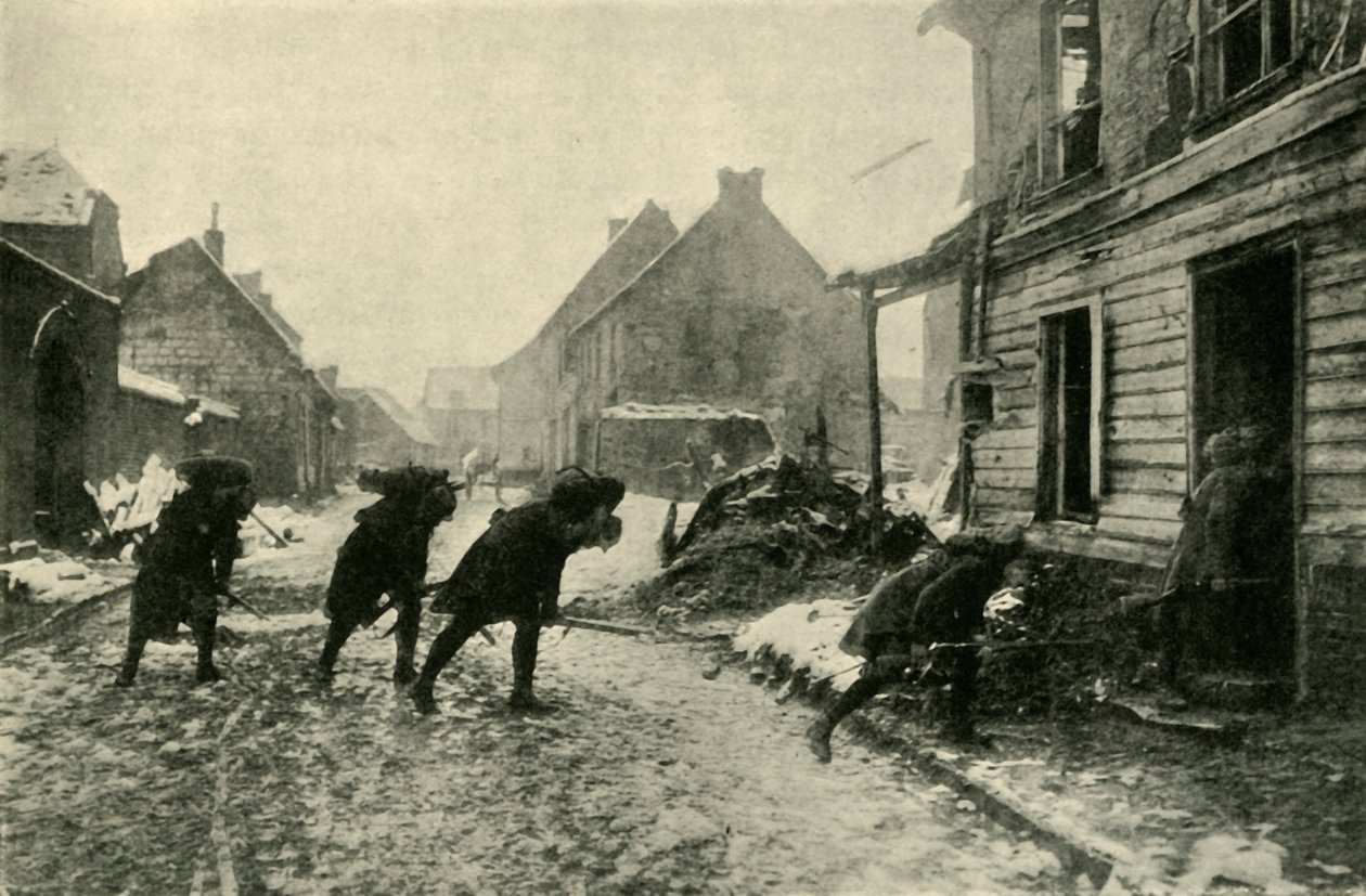 Tropas francesas cruzando una calle del pueblo bajo fuego alemán, Primera Guerra Mundial, 1914-1915, c1920 de Unbekannt