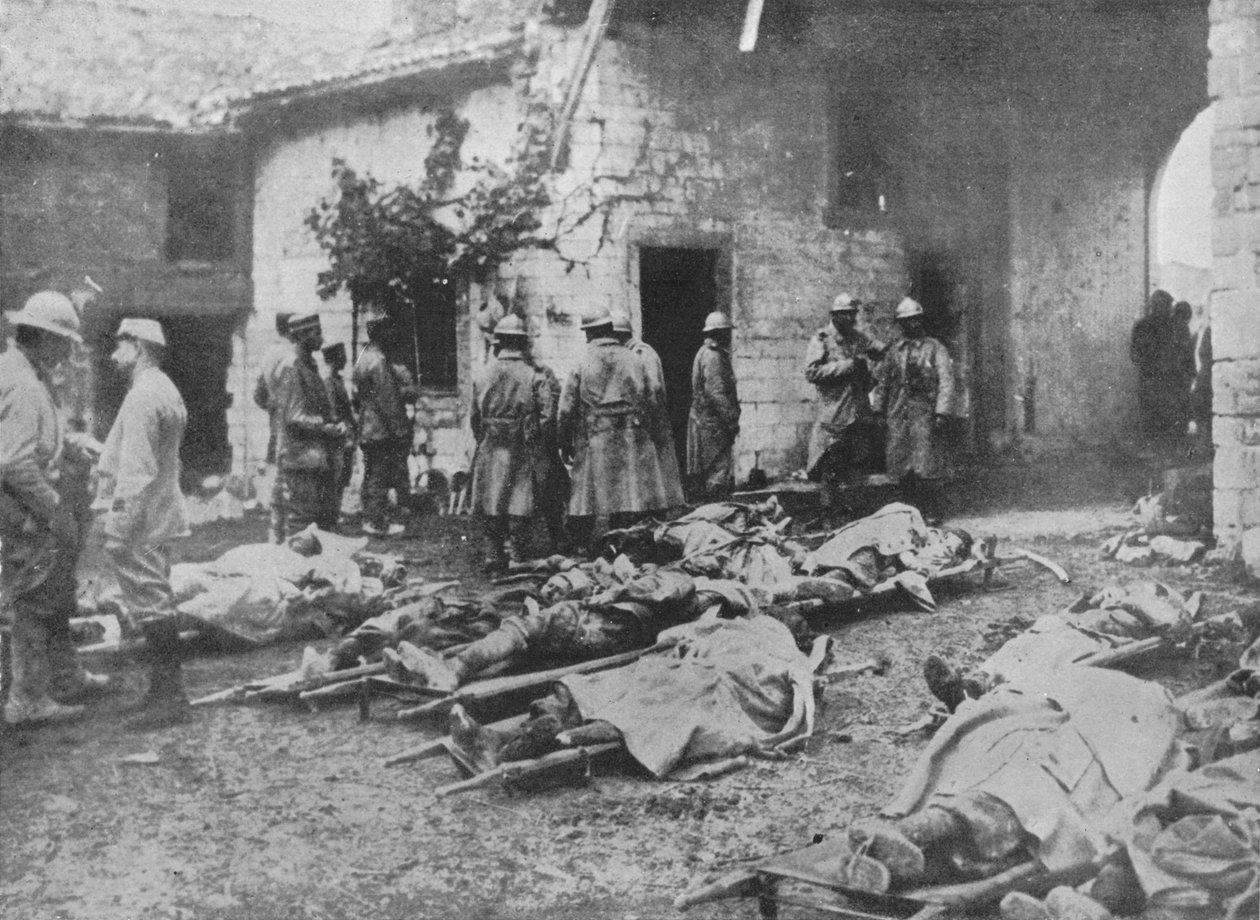 Heridos franceses siendo retirados durante un ataque a una granja en la retaguardia de las líneas, 1915 de Unbekannt