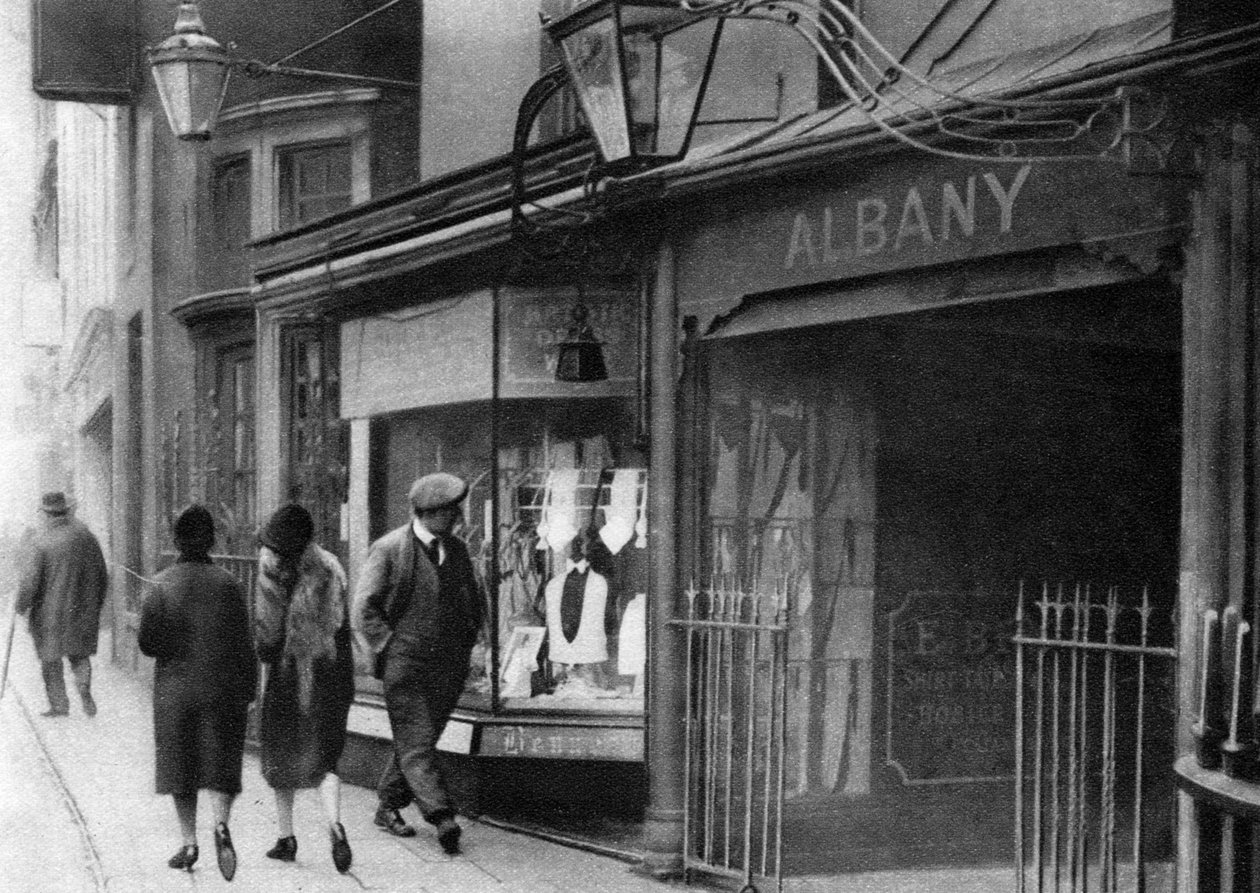 Puerta en la calle Vigo que conduce a las cámaras de Albany, Londres, 1926-1927 de Unbekannt