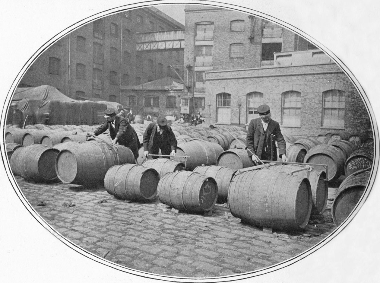 Medición de barriles de vino en los muelles de Londres, c. 1900-1901 de Unbekannt