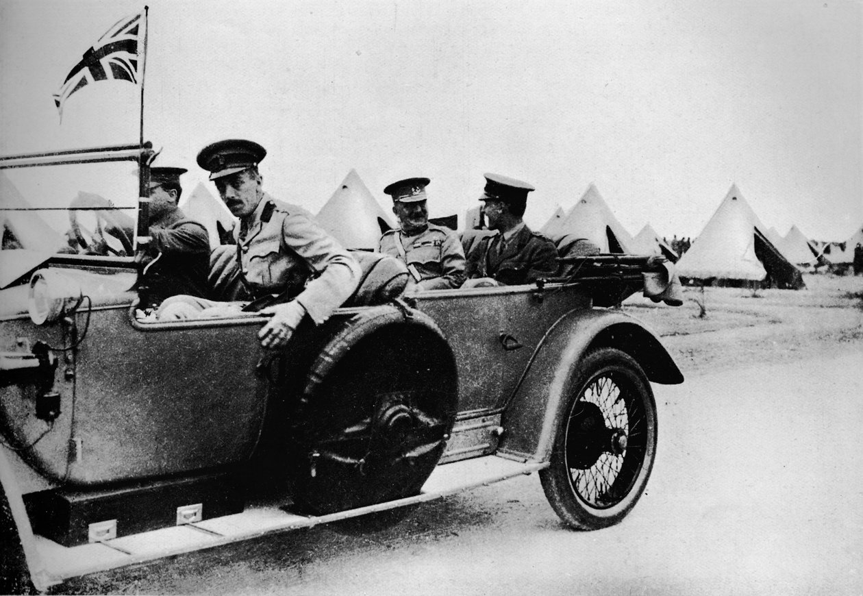 General Sir John Maxwell, comandante de las tropas egipcias, conduciendo por uno de los campamentos de Unbekannt