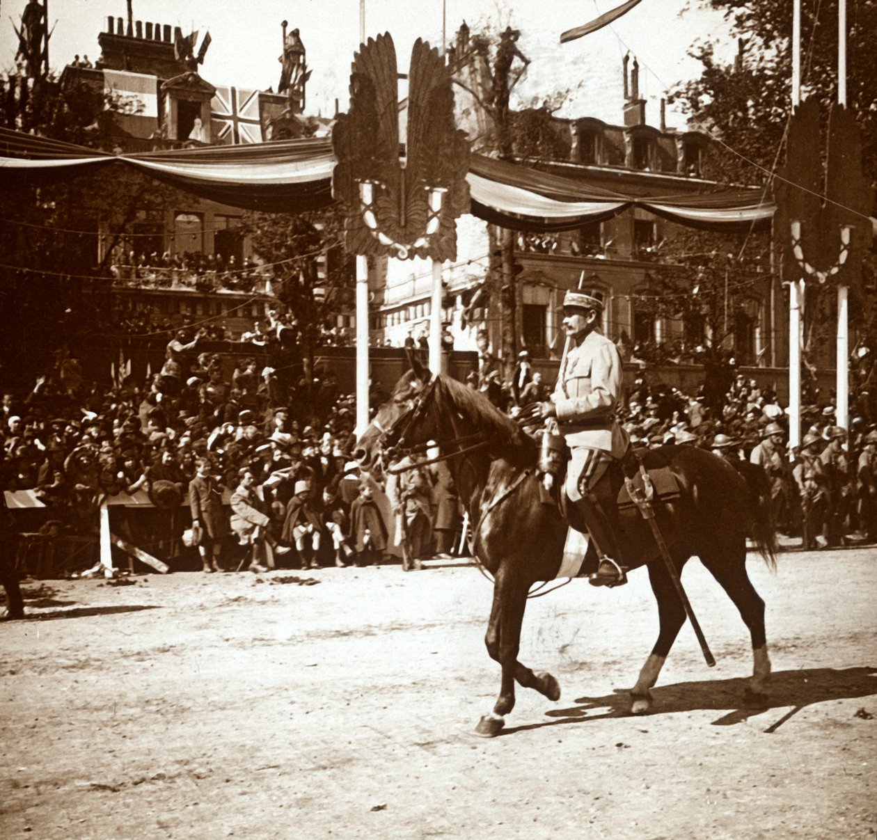 General Toulorge en el desfile de la victoria, París, Francia, c1918-c1919 de Unbekannt