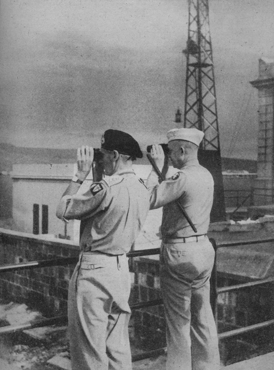 Generales Montgomery y Eisenhower viendo desde un balcón en Messina la Italia continental, 1943-44 de Unbekannt