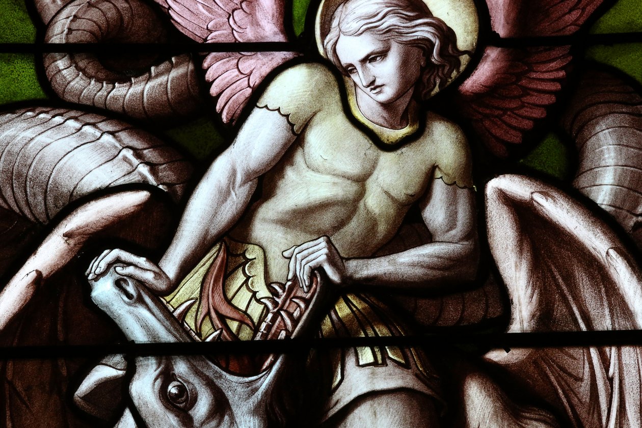 Ginebra, Ginebra, Suiza, el 5/7/2015 - Basílica de Notre-Dame de Ginebra. Vidriera. Ángel luchando contra Satanás como un dragón. de Unbekannt