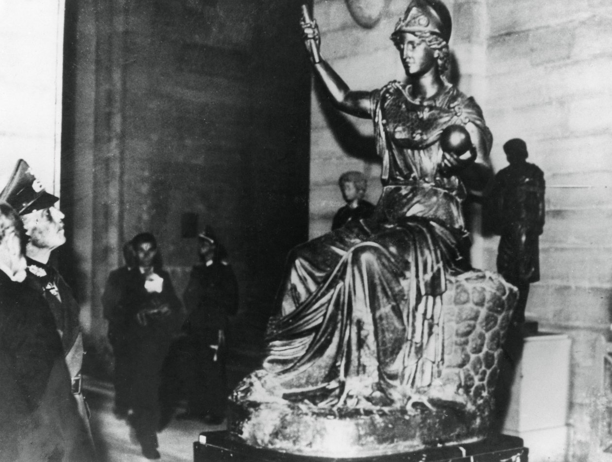 El mariscal de campo alemán von Rundstedt visitando el Louvre, París ocupado, octubre de 1940 de Unbekannt