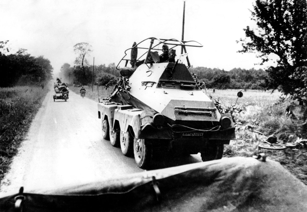 Coche blindado alemán durante el avance sobre París, mayo-junio de 1940 de Unbekannt