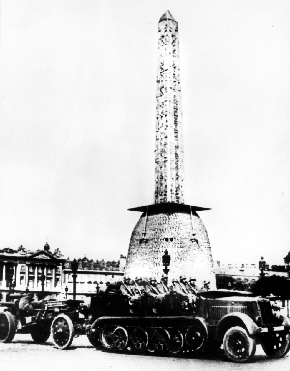 Artillería alemana pasando por la Plaza de la Concordia, París, 1940 de Unbekannt
