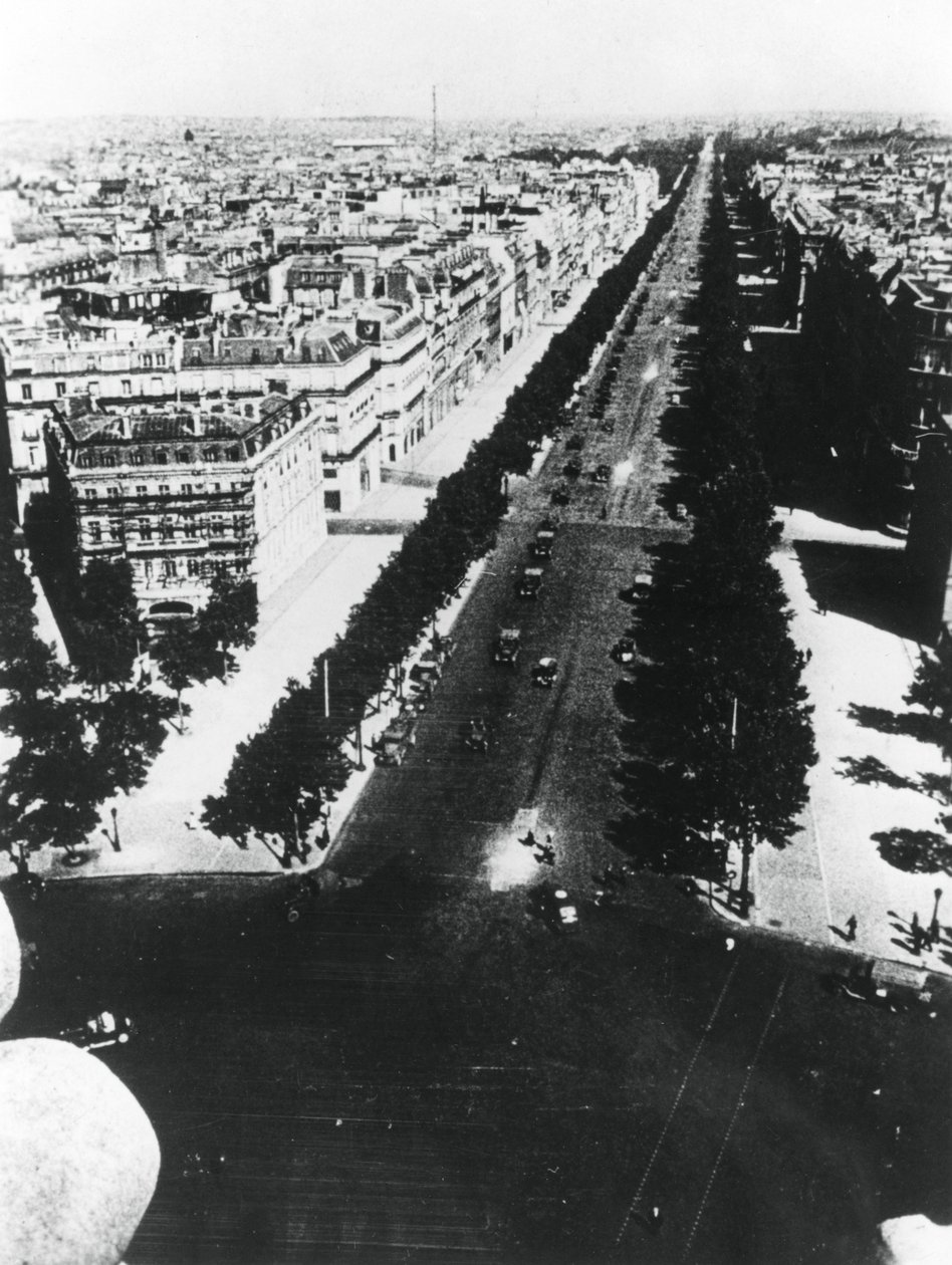 Fuerzas alemanas desfilando por los Campos Elíseos, París, 14 de junio de 1940 de Unbekannt