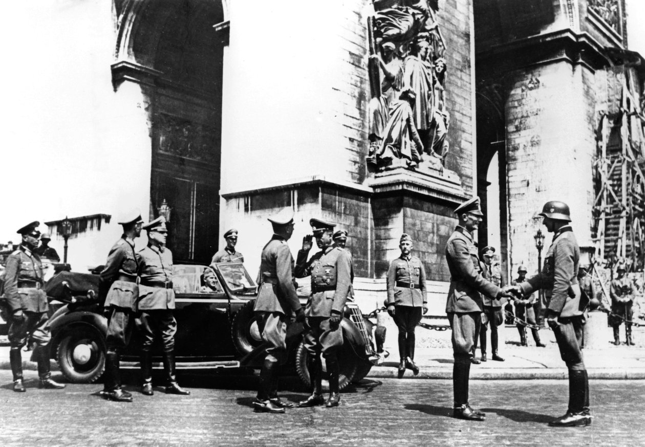 Oficiales alemanes en el Arco de Triunfo durante el desfile de la victoria, París, junio de 1940 de Unbekannt