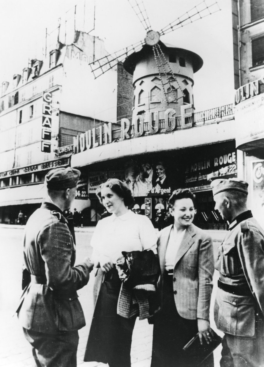 Soldados alemanes coqueteando con mujeres francesas fuera del Moulin Rouge, París ocupado, junio de 1940 de Unbekannt