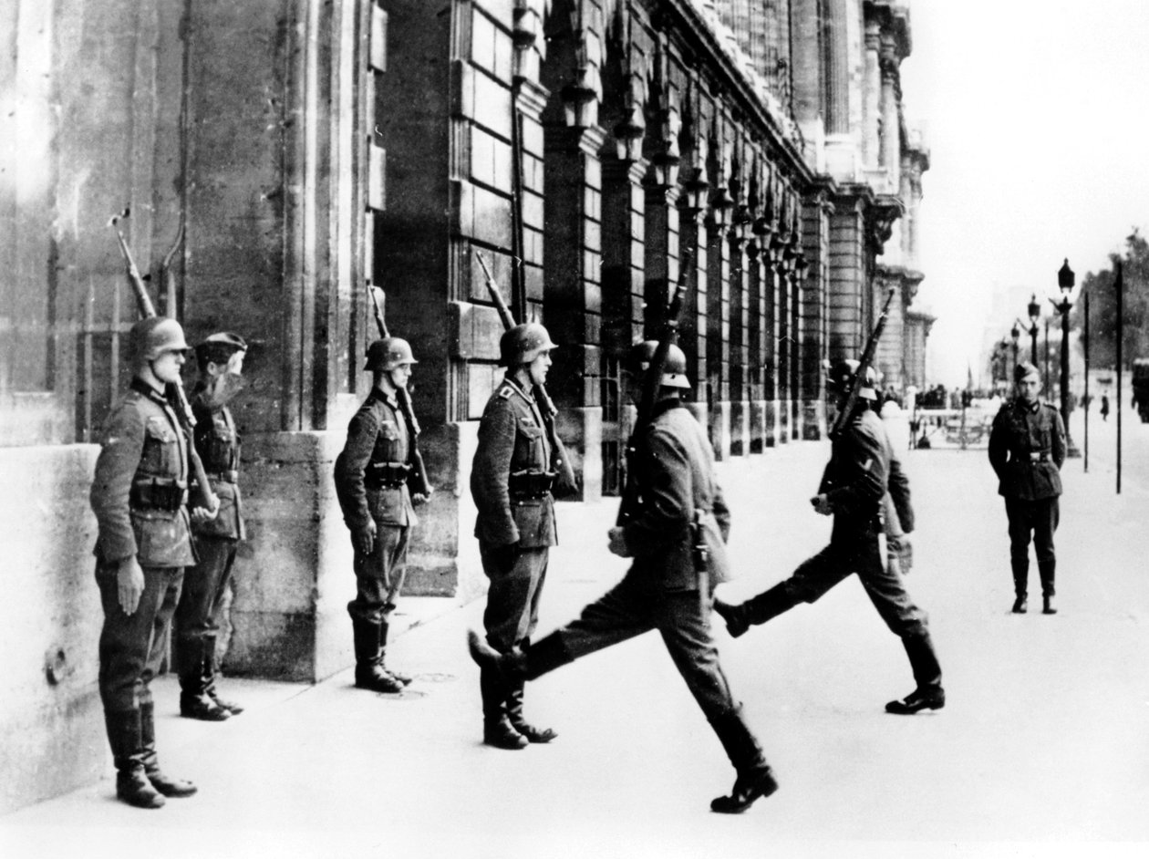 Soldados alemanes de guardia fuera del Hotel Crillon, París, 7 de octubre de 1940 de Unbekannt