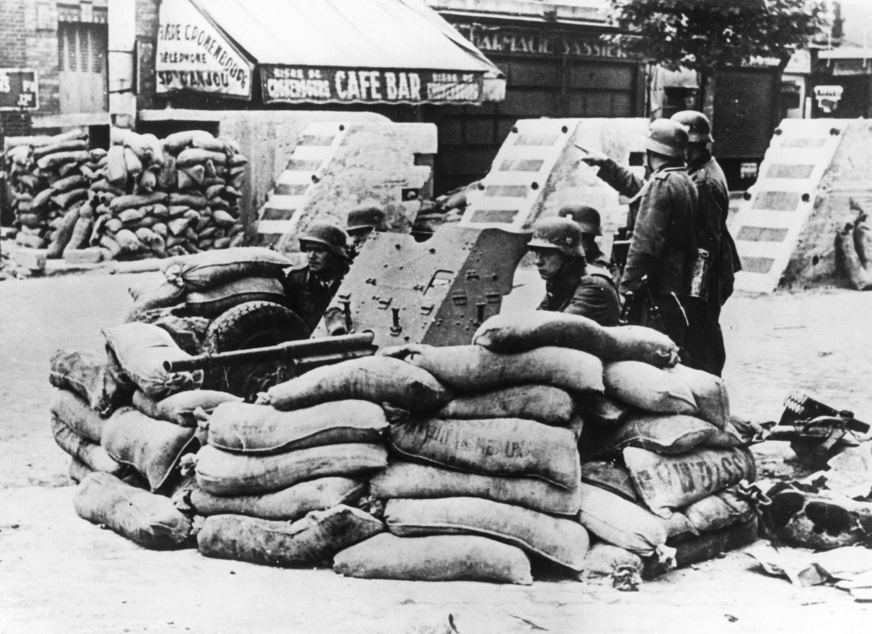 Soldados alemanes con barricada francesa capturada, cerca de París, junio 1940 de Unbekannt