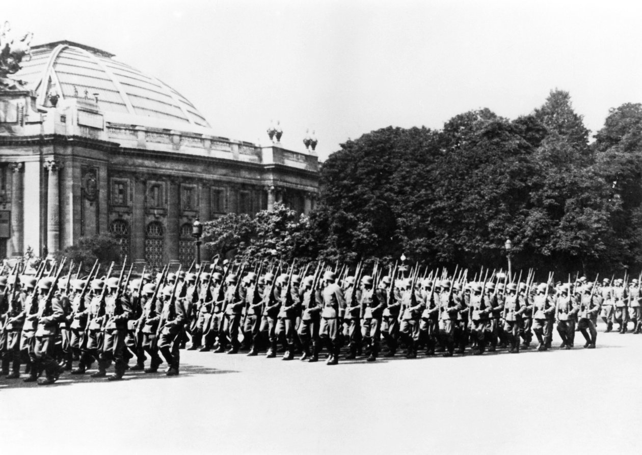 Tropas alemanas desfilando ante el comandante alemán de París, 8 de julio de 1941 de Unbekannt